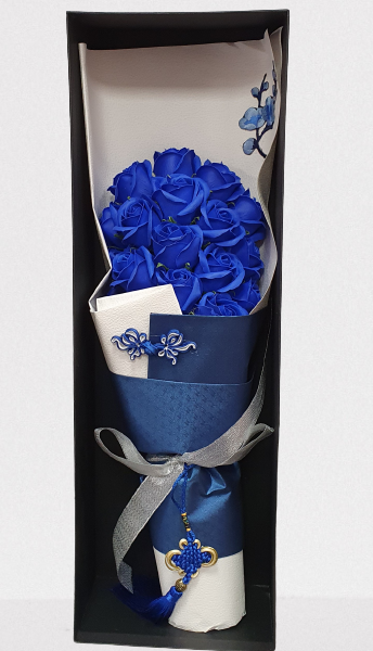 cutie de carton neagra, ambalaj decor, trandafiri de sapun albastri 19 fire